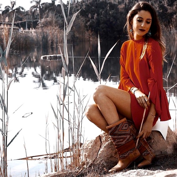 Kindred Spirit Kilim rug and leather boots. - Picture 9 of 9